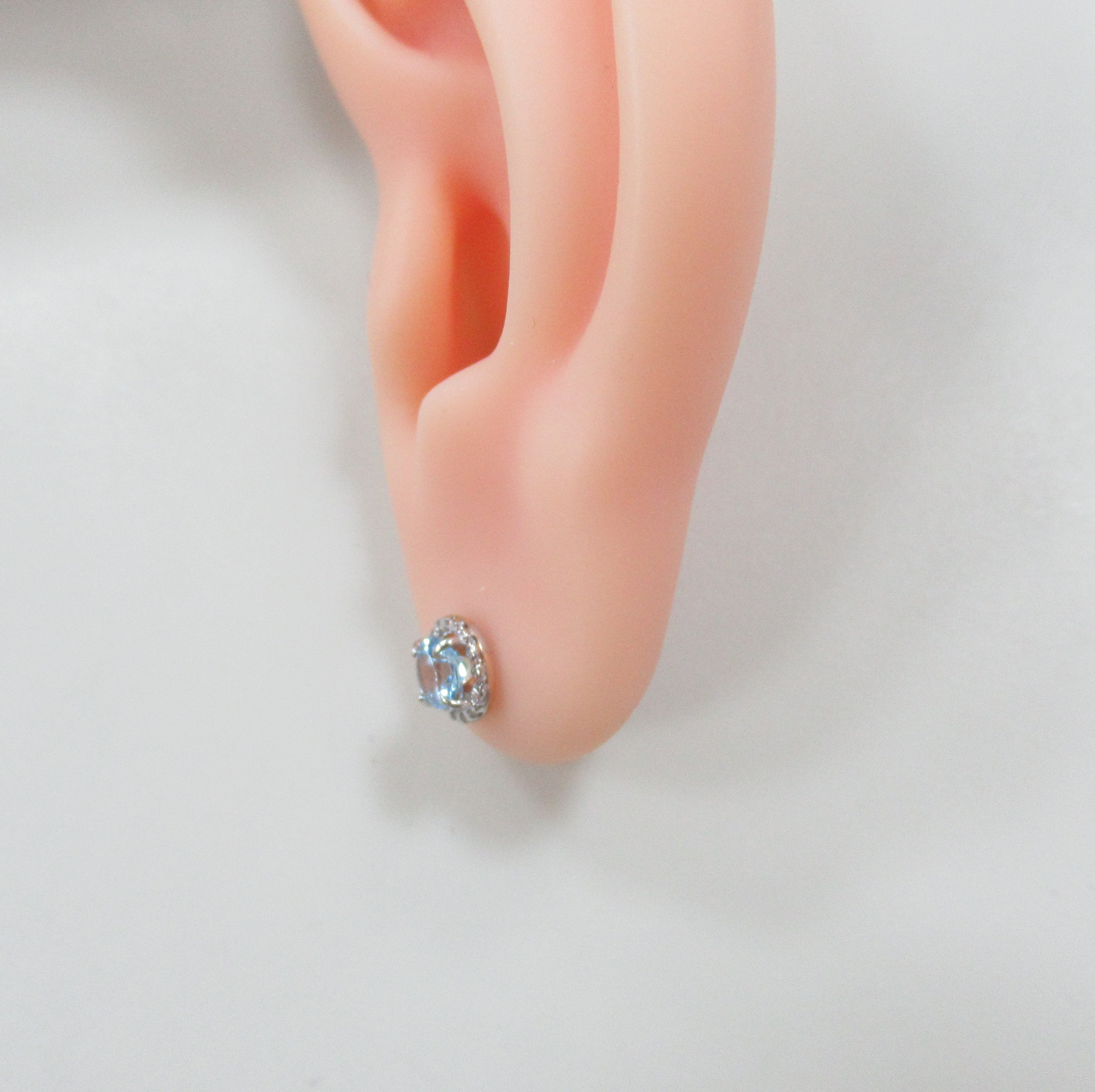 Серьги-пусеты из золота с топазами Свисс